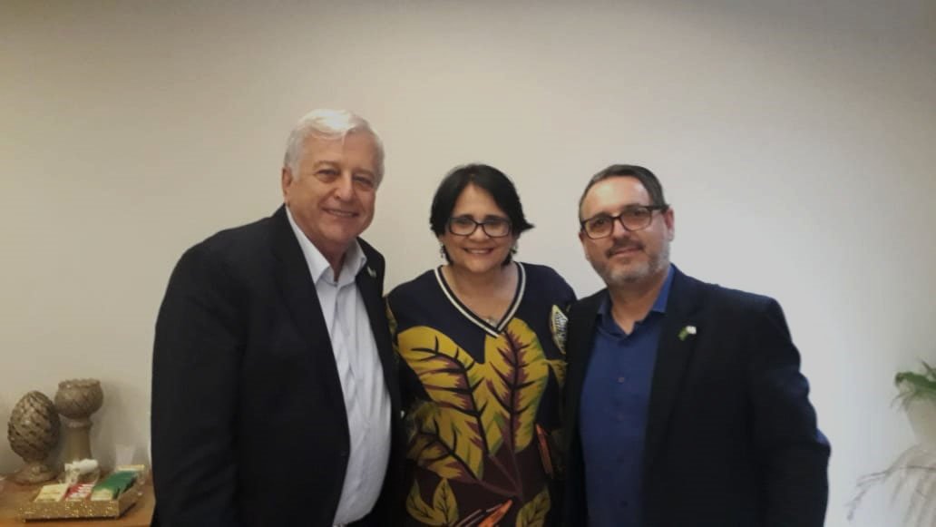 Imagem com vice-presidentes da Ewave e ministra da cidadania