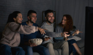 Pessoas assistindo filmes de tecnologia, em casa.